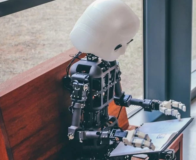 Top 10 ways AI agents boost internal communications