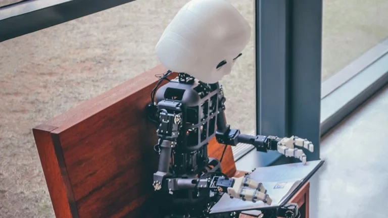 Top 10 ways AI agents boost internal communications